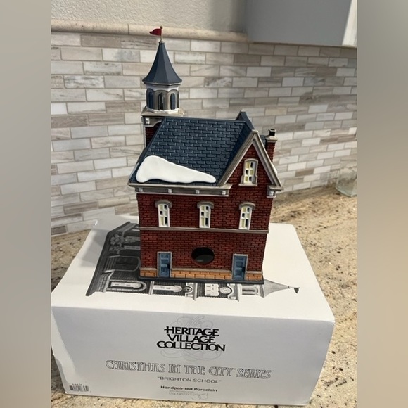 Heritage Village Collection Christmas in the City - Picture 4 of 5